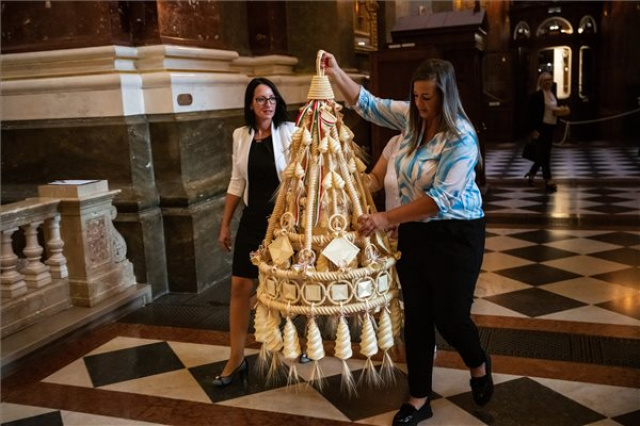 Magyarok Kenyere - Elhelyezték az aratókoszorút a Szent István-bazilikában