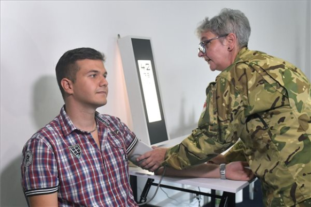 Az önkéntes területvédelmi tartalékos katonák jelentkezése és egészségügyi alkalmasság szűrése a Bálnában
