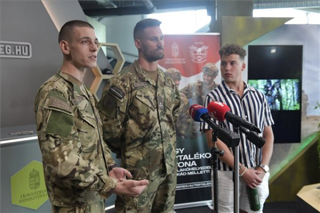 Az önkéntes területvédelmi tartalékos katonák jelentkezése és egészségügyi alkalmasság szűrése a Bálnában