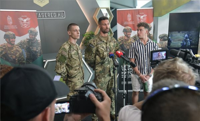 Az önkéntes területvédelmi tartalékos katonák jelentkezése és egészségügyi alkalmasság szűrése a Bálnában