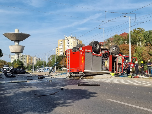 Tűzoltóautó ütközött személyautóval a Rókusi körúton