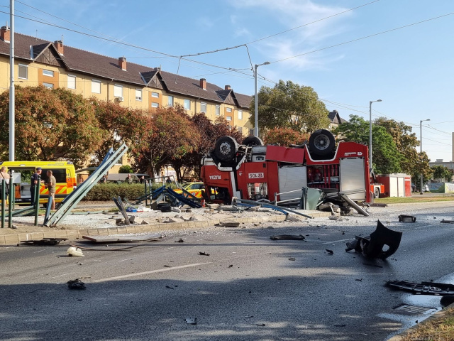 Tűzoltóautó ütközött személyautóval a Rókusi körúton