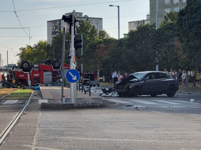 Tűzoltóautó ütközött személyautóval a Rókusi körúton