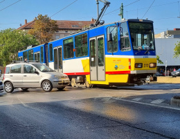 Villamossal koccant egy személyautó a Dugonics téren