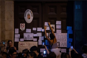 A Madách Imre Gimnázium elbocsátott igazgatója mellett tüntettek Budapesten