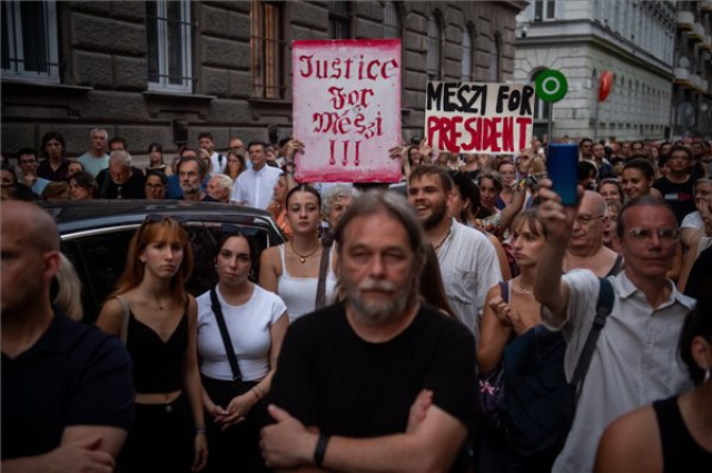 A Madách Imre Gimnázium elbocsátott igazgatója mellett tüntettek Budapesten