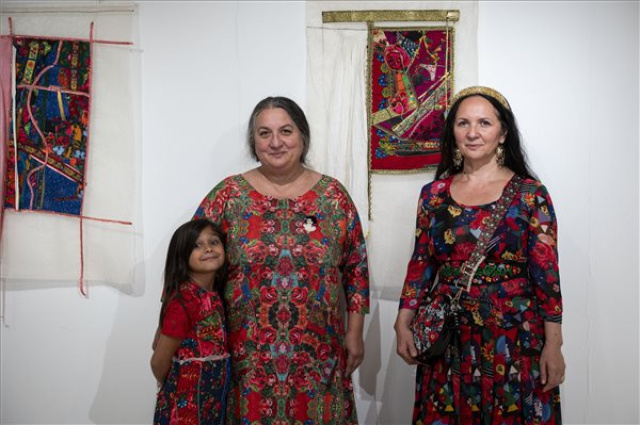 A Romani Design tervezte ruhákkal nyílt kiállítás a brüsszeli Liszt Intézetben
