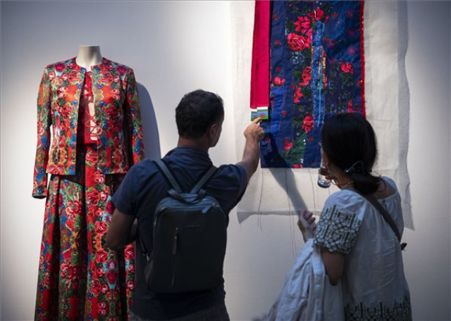A Romani Design tervezte ruhákkal nyílt kiállítás a brüsszeli Liszt Intézetben