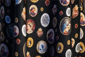 A Romani Design tervezte ruhákkal nyílt kiállítás a brüsszeli Liszt Intézetben