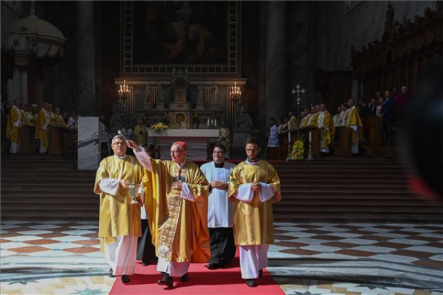 Pietro Parolin szentszéki államtitkár az esztergomi bazilikában mutatott be szentmisét