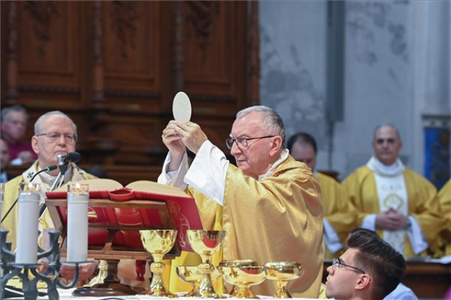Pietro Parolin szentszéki államtitkár az esztergomi bazilikában mutatott be szentmisét