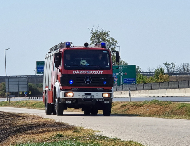Tűz a 47-es főút mellett