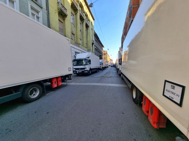 Filmforgatás a Kárász utcán
