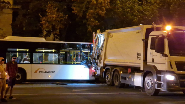 Kukásautó ütközött busszal a Mars téren