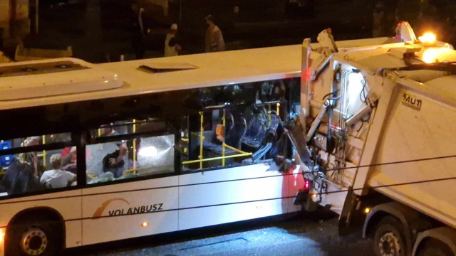 Kukásautó ütközött busszal a Mars téren