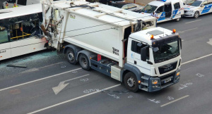 Kukásautó ütközött busszal a Mars téren