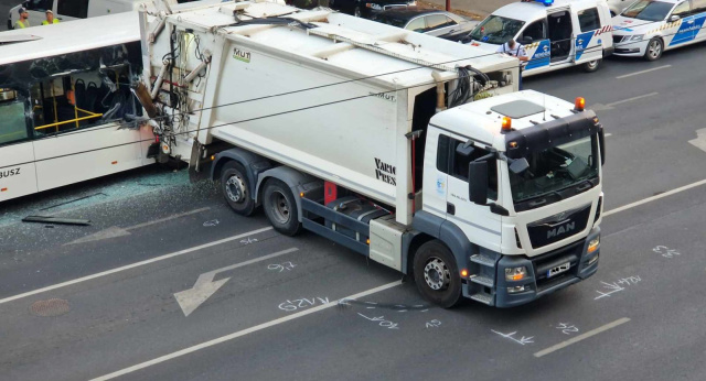 Kukásautó ütközött busszal a Mars téren