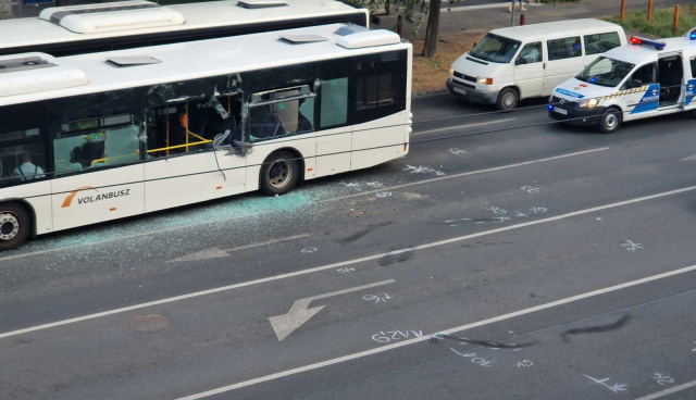 Kukásautó ütközött busszal a Mars téren