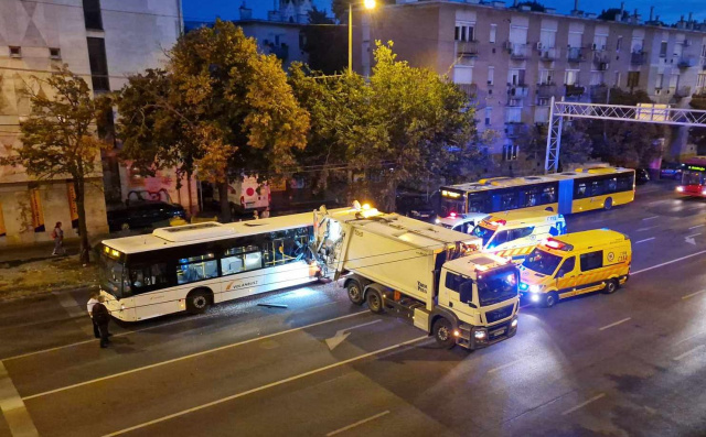 Kukásautó ütközött busszal a Mars téren