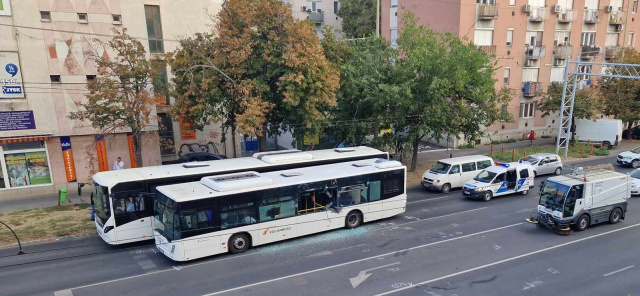 Kukásautó ütközött busszal a Mars téren