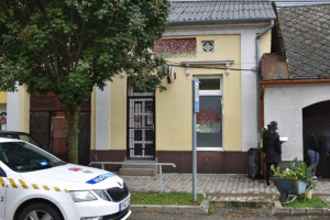 Tapétavágóval ment rabolni