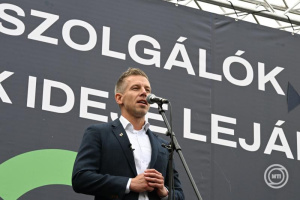 Magyar Péter az MTVA székháza előtt