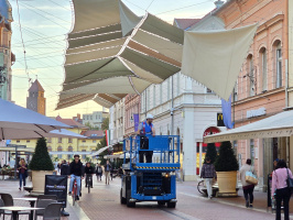 Napvitorla a Kárász utcán