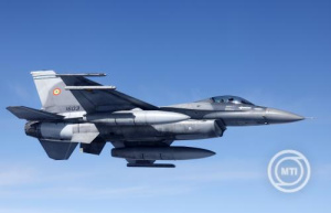 F-16 román