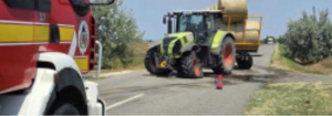 Traktor és személyautó ütközött