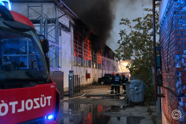 Csarnoképület gyulladt ki a Soroksári úton