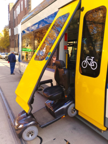 Elktromos moped ütötte ki egy traim-train ajtaját