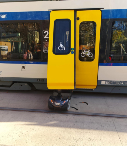 Elktromos moped ütötte ki egy traim-train ajtaját