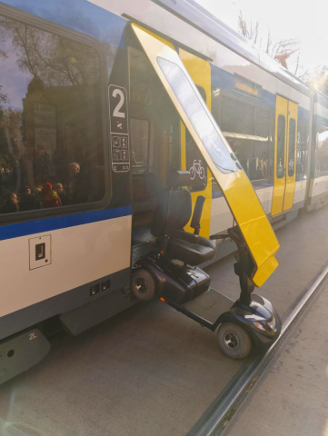 Elktromos moped ütötte ki egy traim-train ajtaját