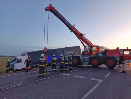 Kamion és személyautó ütközött a 86-os főúton