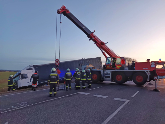 Kamion és személyautó ütközött a 86-os főúton