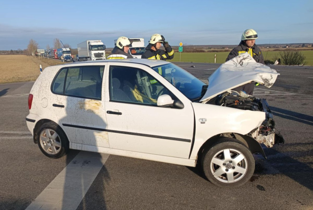 Kamion és személyautó ütközött a 86-os főúton