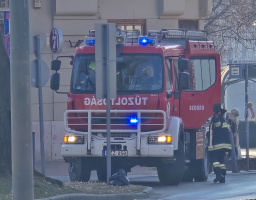 Tűzoltók a Dugonics téren