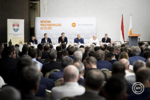 FIDESZ-és-KDNP-kihelyezett-frakcióülés