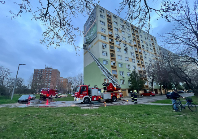 Elszabadult reklám molinóhoz riasztották a tűzoltókat. 