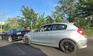 Ford Mustang és BMW koccant a Napfény Parknál