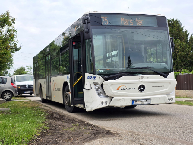 Volánbusz ütközött személyautóval Dorozsmán