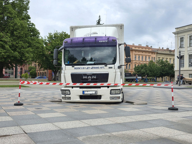 Móra-parki szökőkútra hajtott egy teherautós
