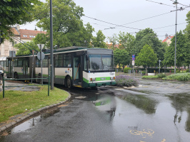Trolibusz vesztegel a Dugonics téri körforgalomban