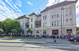 Hosszan kígyózik a sor a REÖK előtt