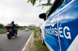 Bicikliseket, motorosokat ellenőriz a rendőrség