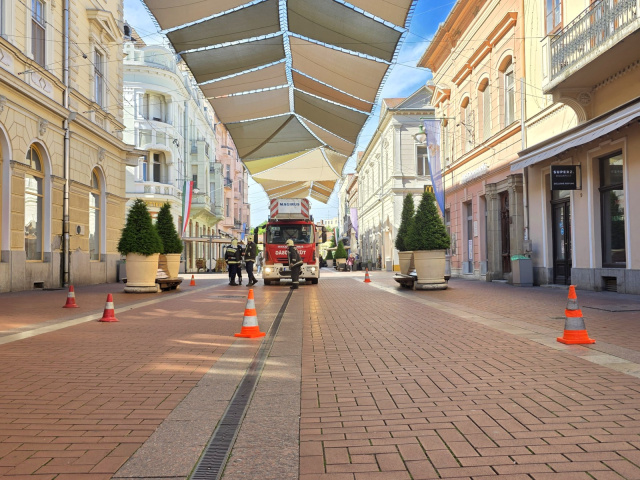Tűzoltók a Kárász utcán