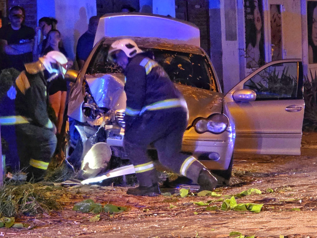 Fának rohant egy autó a Petresi utcában