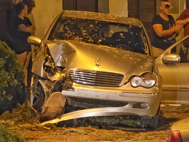 Fának rohant egy autó a Petresi utcában