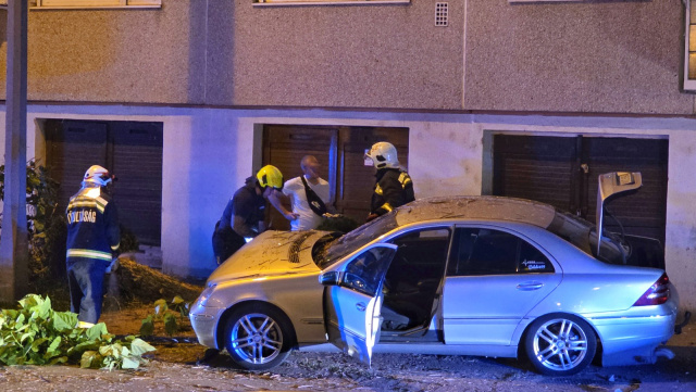 Fának rohant egy autó a Petresi utcában
