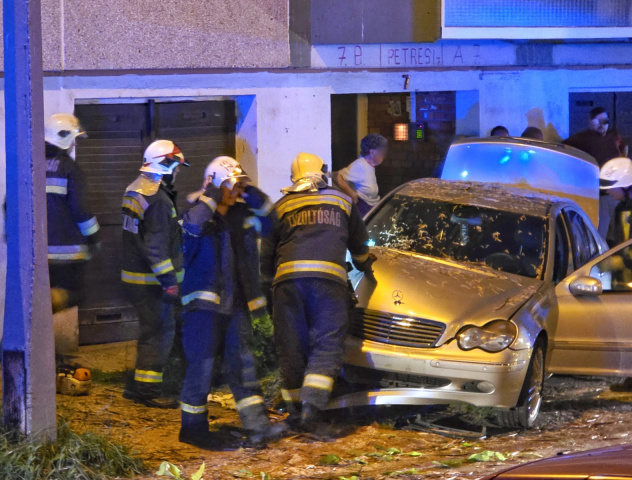 Fának rohant egy autó a Petresi utcában